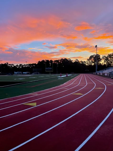 Track and field inspo Track And Field Sports, Le Rosey, Track Pictures, Athletics Track, Track Running, Track Team, Track And Field Athlete, Track Meet, Canvas Art Projects