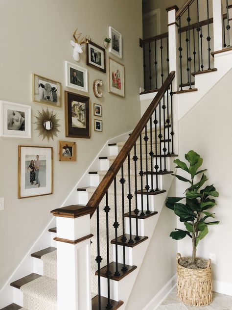 Stair Photo Walls, Decoration Cage Escalier, Stairs Wall Decor Ideas, Stairs Wall Decor, Decorating Stairway Walls, Stair Wall Decor, Stairway Wall, Gallery Wall Staircase, Staircase Wall Decor