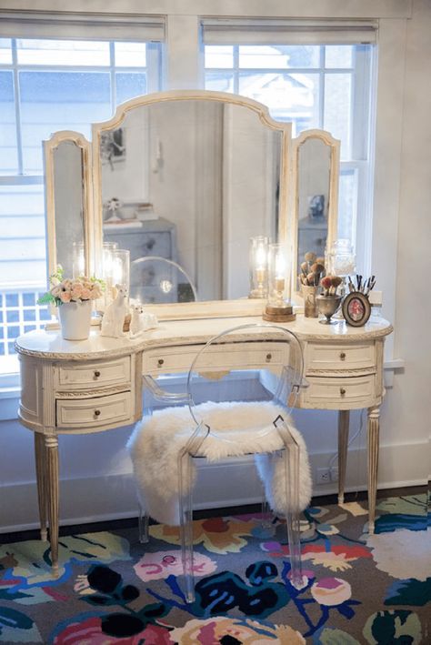 Small Makeup Room, Small Bedroom Vanity, Makeup Vanity Ideas, Vintage Makeup Vanities, Vanity Set Up, Antique Vanity Table, Shabby Chic Vanity, Makeup Vanities, Diy Makeup Vanity