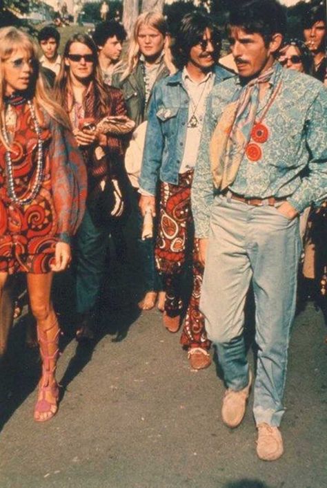 Stunning photos depicting the rebellious fashion at Woodstock, 1969 - Rare Historical Photos Woodstock Fashion, 60s Fashion Hippie, Mundo Hippie, Fashion 60s, 1960s Hippie, Style Année 60, Style Année 70, Pattie Boyd, 60s Hippie