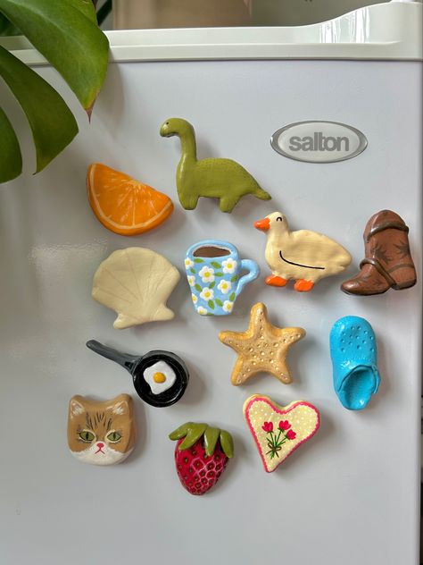 #airdryclay #clay #magnets #diy #crafts Clay Craft Gifts, Airdry Clay Fridge Magnets Diy, Dorm Crafts Diy, Diy Gift Best Friend, Homemade Magnets Clay, Easy Crafts Adults, Clay Refrigerator Magnets, Homemade Fridge Magnets, Audrey Clay Ideas