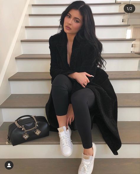 Kylie Jenner winter or fall outfit inspration Stylizacje Kylie Jenner, Svarta Outfits, Ropa Kylie Jenner, Stile Kylie Jenner, Estilo Jenner, Look Kylie Jenner, Looks Kylie Jenner, Trajes Kylie Jenner, Mode Kylie Jenner