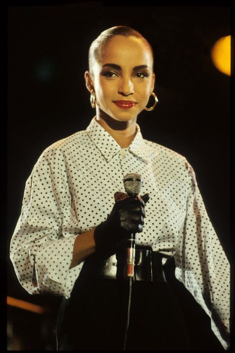 Sade's Style - ever hear a young whipper-snapper tell you that high waists and tuck-ins are unfashionable? Tell em to check THIS out. Sade Adu, 80s Fashion Trends, Original Supermodels, Marvin Gaye, Smooth Jazz, 1980s Fashion, Geek Chic, Mode Vintage, 80s Fashion