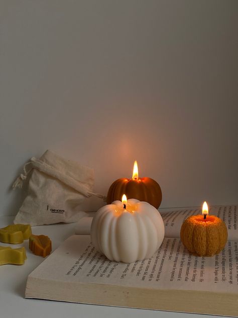 Autumn is finally here and so is the CMB Autumn Bundle.  The CMB Autumn Bundle includes a selection of candles and wax melts that will enhance the aesthetic of your home and get you excited for the colder nights.   The bundle includes the following;  - 1 white pumpkin - 1 orange pumpkin - 1 mini orange pumpkin  - 1 wax melt pack (pumpkin spice scent) - 1 bag of leaf melts (silverbirch and cinnamon leaf scent) Each candle in the bundle is hand poured which makes each one truly one of a kind. The Candle Autumn Aesthetic, Autumn Interior Decor, Cosy Fall Aesthetic, Autumn Candles Aesthetic, Autumn Packaging, Cozy Vibes Aesthetic, Pumpkin Spice Scent, Autumn Scents, Candles Pumpkin