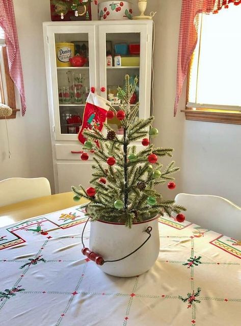 Primitive Christmas Decorating, Chamber Pot, Vintage Christmas Crafts, Bells Christmas, Country Christmas Decorations, Christmas Porch Decor, Christmas Memories, Christmas Things, Christmas Arrangements