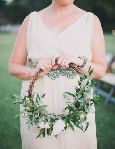 These beautiful floral wreath ideas, like this gorgeous bridesmaid bouquet, will spin your head right round! Rustic Bridesmaids, Unique Wedding Bouquet, Boho Chic Bride, Church Wedding Flowers, Flower Girl Bouquet, Malibu Wedding, Handsome Groom, Mod Wedding, Bride Bouquets