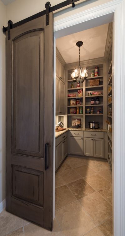 Spacious and organized pantry area with an appealing sliding door that adds character to the entire space. Gömda Rum, Desain Pantry Dapur, Desain Pantry, Kitchen Pantry Design, Butler Pantry, Butler's Pantry, Pantry Design, Interior Barn Doors, Style At Home