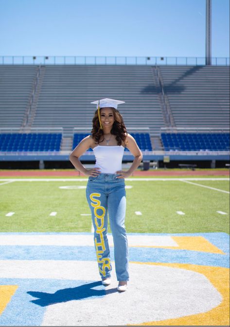 Graduation Outfit Ideas Jeans, Senior Picture Ideas With Balloons, Senior Picture Ideas Black Women 2023, Cute Graduation Outfits Black Women, Black Senior Pictures Outfits, Senior Picture Day Outfit Highschool, Senior Photo Outfits Black Women, High School Senior Picture Outfit Ideas Black Women, Outfit For Senior Pictures