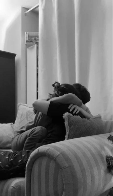 Cozy Hugs Couple, Goodbye Hugs Couple, Big Hug Aesthetic, Hugs From Behind Aesthetic, Hug Astethic, Cuddling On Sofa Pose, Deep Hugs Couple, Hug Behind, Hug Sleep Couple