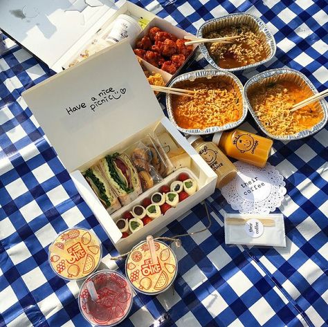 Korean Picnic, Picnic Date Food, Picnic Food, Kawaii Food, Food Obsession, Cafe Food, Korean Food, Pretty Food, Food Cravings