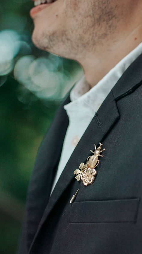 This gold insect with flowers wedding boutonniere is a sleek and minimalistic wedding lapel pin accessory, perfect for the groom and as a gift for the groomsmen. Featuring a botanical-inspired design with an elegant insect and flower motif, this buttonhole pin adds a touch of natural charm to any wedding ensemble. Perfect for woodland, rustic, farmhouse, barn boho style weddings. ️ On a hurry? Get it rush and it ships in 2 days: https://www.etsy.com/listing/1267146774/rush-my-order-ships-in-2-bu Rosemary Bouquet, Simple Boutonniere, Wedding Lapel, Lapel Pins Wedding, Garden Butterfly, Wedding Boutonniere, Groomsmen Wedding, Handsome Groom, Boho Style Wedding