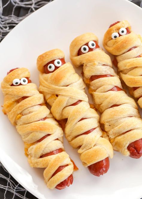 Halloween Mummy Dogs, Cute Halloween Food, Snack Halloween, Plat Halloween, Mummy Hot Dogs, Mummy Dogs, Easy Halloween Snacks, Halloween Party Appetizers, Halloween Food Appetizers