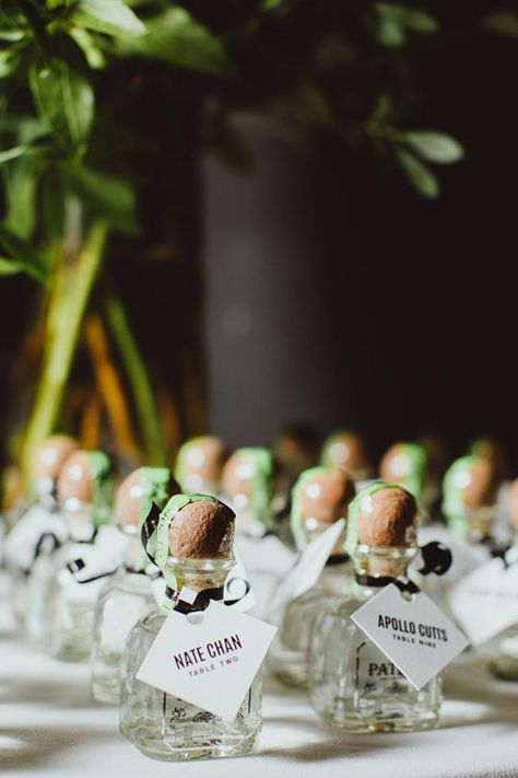 From smores and champagne to mini easels and gold succulents, we rounded up our 10 favorite ideas for wedding place cards. Reception Gifts, Fiesta Tropical, Wedding Name Cards, Boda Mexicana, Best Wedding Favors, Wedding Sparklers, Seating Cards, Brooklyn Wedding, Wedding Name