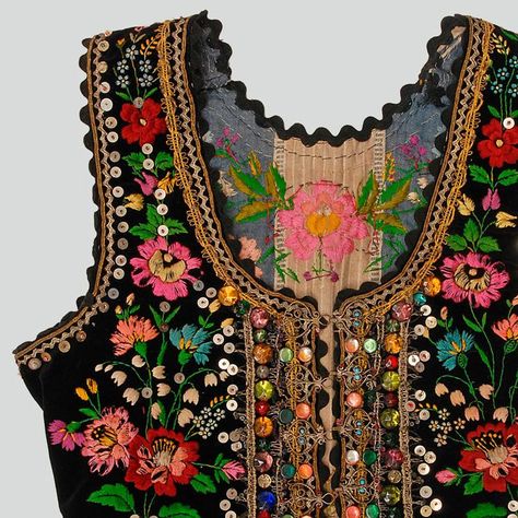 Polish Folk Clothing, Polish Folk Embroidery, Polish Traditional Costume, Polish Embroidery, Dna Project, Gcse Textiles, Polish Clothing, Polish Traditions, Polish Folk Art