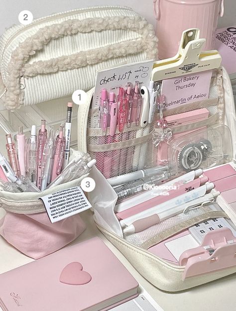 pic creds: @kiooooria / ID: 948244439 <3 Study Materials Aesthetic, Cute Stationary Items, Mochila Coquette, Coquette Stationary, Coquette School Supplies, Coquette Notes, Binder School, Coquette School, Stationary Aesthetic