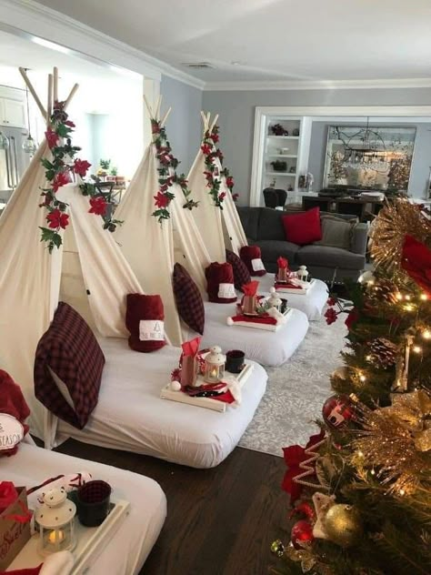 Christmas Slumber Party Ideas For Adults, Christmas Sleepover, Kids Sleepover, Christmas Party Themes, Hosting Christmas, Christmas Room Decor, Winter Birthday, Christmas Room, Sleepover Party