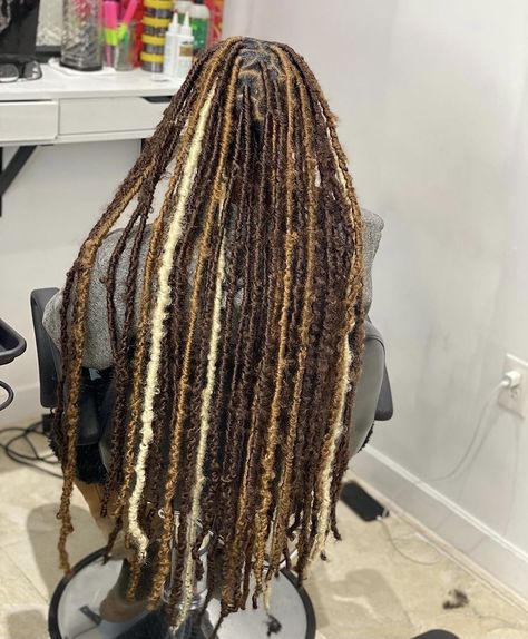 Black Brown Blonde Locs, Black Brown And Blonde Soft Locs, Highlight Faux Locs, Highlight Soft Locs, Faux Loc Colors, Soft Locs With Brown Highlights, Soft Locks With Color, Brown And Blonde Soft Locs, Black And Brown Soft Locs