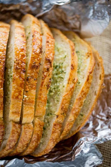 Sliced Garlic Bread Loaf (For a Crowd!) Dinner Recipes With Bread, Garlic Bread Loaf, Recipes With Bread Slices, Recipes With Bread, Sandwhich Bread, Pasta Buffet, Make Garlic Bread, Dinner Then Dessert, Homemade Garlic Bread