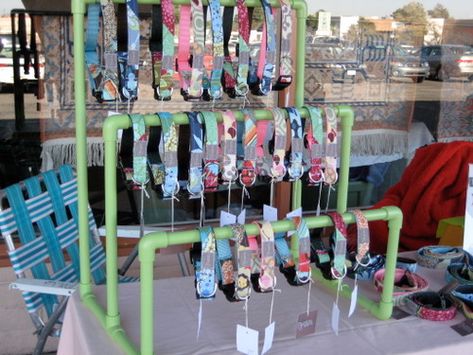 Dog Collar Display, Craft Show Booths, Craft Show Booth, Craft Booth Display, Vendor Displays, Pvc Pipe Crafts, Pvc Pipe Projects, Jewerly Displays, Fair Display