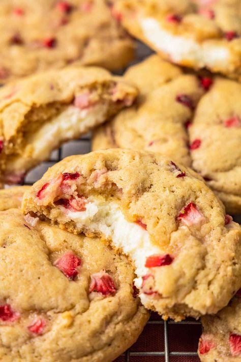 Clean Dessert Recipes, Strawberry Cream Cheese Cookies, Strawberry Cheesecake Cookies, Cheesecake Cookies Recipes, Strawberry Cheesecake Recipe, Strawberry Season, Strawberry Cookies, Cream Cheese Cookies, Cheese Cookies