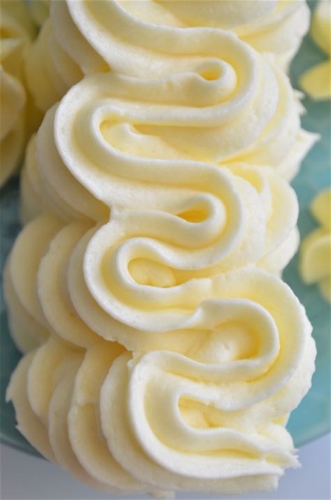 [VIDEO] Small Batch Vanilla Buttercream Frosting Vanilla Icing Recipe, American Buttercream Frosting, Cupcake Filling, Moms Food, Buttercream Icing Recipe, Best Buttercream Frosting, American Buttercream, Decorating Icing, Easy Frosting