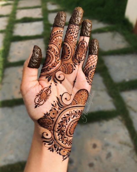 Mehndi designs Basic Henna, Palm Mehndi, Short Mehndi Design, Front Mehndi Design, Palm Mehndi Design, Simple Mehendi Designs, Indian Mehndi Designs, Very Simple Mehndi Designs, Beautiful Henna