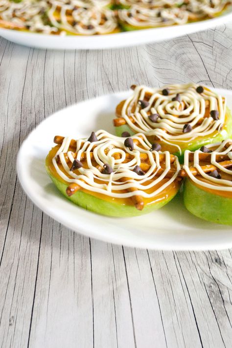 Spider Apple Slices, Charlottes Web Themed Food, Spiderweb Caramel Apples, Spider Web Caramel Apples, Spider Themed Snacks, Halloween Diy Snacks Parties Food, Halloween Shareables, Halloween Festive Food, Apple Teeth Snack