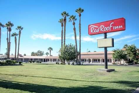 Red Roof Inn Blythe is located in California state, USA. Red Roof Inn, Places In Usa, Red Roof, Famous Places, Historical Place, Snack Bar, Best Sites, California State, Common Area