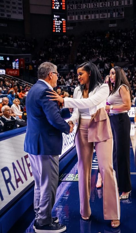 Former WNBA Player And Texas A&M Coach Sydney Carter To Be Honored At Women Of IMPACT Brunch During NBA Allstar Weekend Sydney Carter Outfits, Coach Sydney Carter, Basketball Coach Outfit Women, Coaching Outfits, Modest Baddie, Sydney Carter, Girls Therapy, Vanessa Simmons, Players Wives