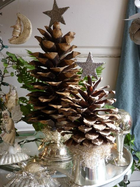 Pinecone Christmas trees. Deco Noel Nature, Natal Country, Pine Cone Decorations, Vintage Christmas Tree, Noel Christmas, Christmas Love, Christmas Centerpieces, Country Christmas, Pine Cone