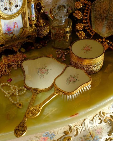 Absolutely in love with this stunning antique boudoir set! The set includes 4 items: hand mirror,hand brush, powder jar with mirrored lid… | Instagram Antique Vanity Set, Vanity Sets, Antique Vanity, Vanity Tray, Hand Mirror, Vanity Set, In Love, Vanity, Old Things