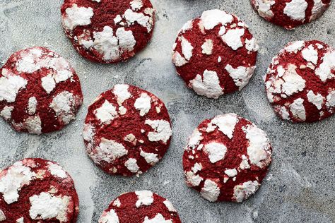 Two things are required to get the best crinkly effect on these cookies: First, use the right ratio of leaveners (baking powder and baking soda) This causes the cookies to rise, then collapse quickly, which creates those visible cracks on the surface Second, don’t skimp on the confectioners’ sugar Nyt Recipes, Red Velvet Crinkles, Red Velvet Crinkle Cookies, Guava Cake, Red Velvet Flavor, Doughnuts Recipe, Crinkle Cookies Recipe, Sweet Disposition, Winter Baking