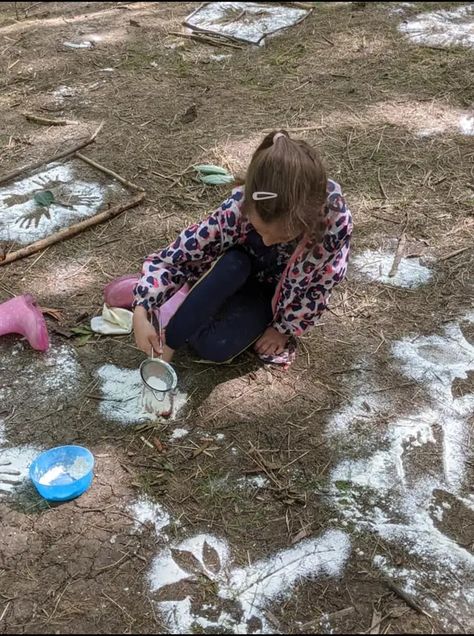 Forest School Den Building, Nature Based Learning Preschool, Diy Forest School, Forest School Garden Ideas, Nature Table Preschool, Outdoor Education Kindergarten, Outdoor Learning Spaces Early Childhood, Halloween Forest School, Forest School Activities Eyfs