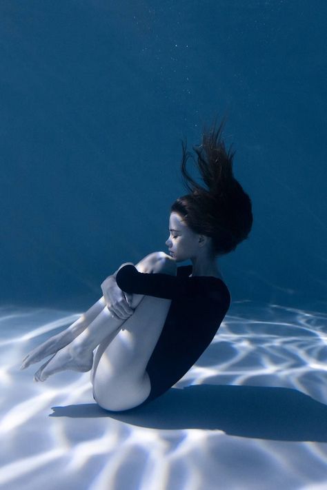 Wet Hair Photography, Underwater Hair, Girl Under Water, Men Dancing, Underwater Drawing, Underwater Model, Underwater Photoshoot, Water Fashion, Mermaid Pose