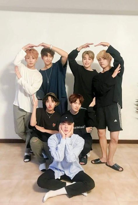 Bts Group Picture, Jung So Min, Bts Group Photos, K Wallpaper, Kpop Meme, Mia 3, Billboard Music Awards, Bts Group, Bts Members