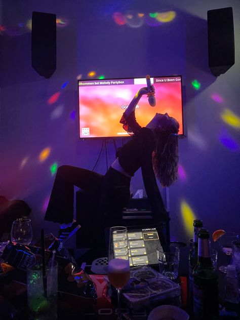 #concert #nightlife #frankfurt #outfitideas #karaoke Karaoke Bar Aesthetic Friends, Karaoke Astethic, 18th Birthday Karaoke, At Home Concert Ideas, Karaoke Night Aesthetic At Home, Karaoke Date Aesthetic, Outdoor Party Aesthetic Night, Karaoke Machine Aesthetic, Bachelorette Party Karaoke