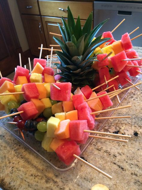 Theme Pool Party Ideas, Hawaiian Party Food, Hawaii Birthday Party, Luau Party Food, Festival Themed Party, Luau Food, Pool Party Ideas, Hawaii Theme, Tropical Birthday Party