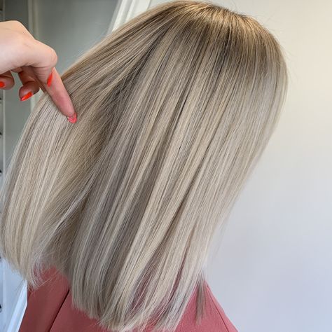 Beige Blonde Hair Straight, Blonde Root Smudge, Blonde Hair With Root Smudge, Ash Blonde Short Hair, Hair Colors For Fall, Ashy Blonde Hair, Fall Blonde Hair Color, Root Smudge, Beige Blonde Hair