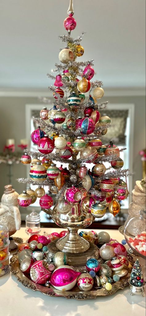 Antique Silver Christmas Tree, Vintage Shiny Brite Christmas Tree, Funky Christmas Decor, Vintage Christmas Tree Toppers, Antique Ornaments, Antique Christmas Tree, Vintage Christmas Lights, Tinsel Christmas Tree, Retro Christmas Decorations