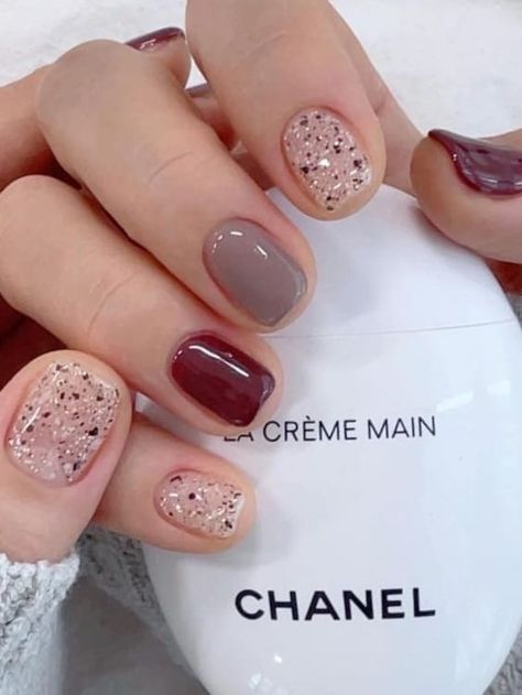 brown short nails with glitter Glitter Short Nail Designs, Korean Nail Designs Trends, Short Nail Designs Autumn, Short Nails With Glitter, Korean Glitter Nails, Autumn Short Nails, Brown Short Nails, Short Nail Art, Hello Nails