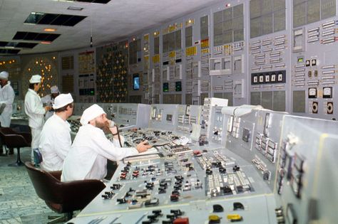 Chernobyl Reactor, Chernobyl 1986, Chernobyl Nuclear Power Plant, Chernobyl Disaster, Nuclear Disasters, Nuclear Plant, Rare Historical Photos, Control Room, Nuclear Power Plant