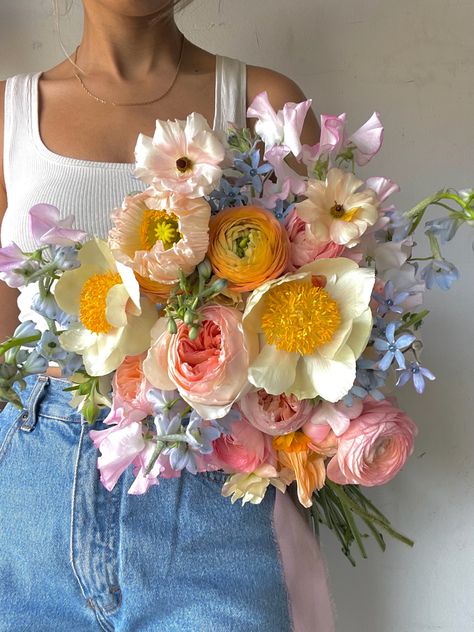 One of my favorite bouquets ive ever put together. It’s the “fried egg” flowers for me. Sapphic Summer, Pastel Peonies, Cut Flower Bouquet, Wedding Floral Bouquet, Colorful Flower Bouquet, Fake Flowers Decor, Elopement Bouquet, Colorful Bridal Bouquet, Wedding Bible