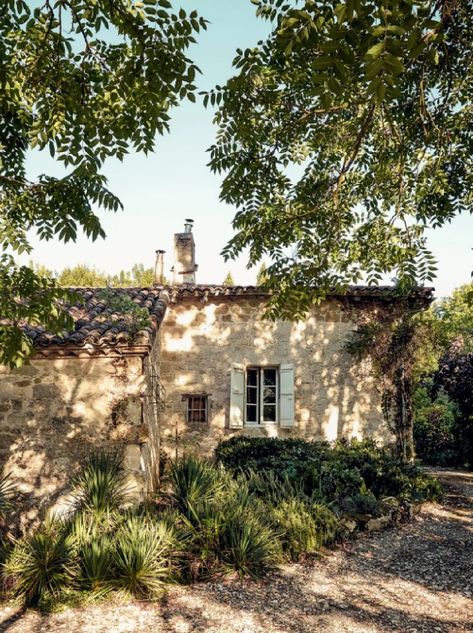 Pale stone on exterior of a 19th century French cottage in Toulouse by Lucinda Chambers - photo by Paul Massey. #frenchcottage #stonecottages French Farmhouse Exterior Country Houses, French Cottage Garden Provence France, French Provence House, Eclectic House Exterior, French House Interior Provence France, French Cottage Interiors, French Country Cottage Exterior, French Farmhouse Exterior, French Country House Interior