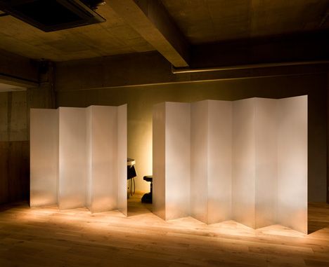 Troove Beauty Salon by Hiroyuki Miyake Mid Century Room Divider, Showroom Inspiration, Spa Furniture, Beauty Salon Furniture, Blog Design Inspiration, Retail Signage, Gifu Japan, Japanese Architect, Hair Salons