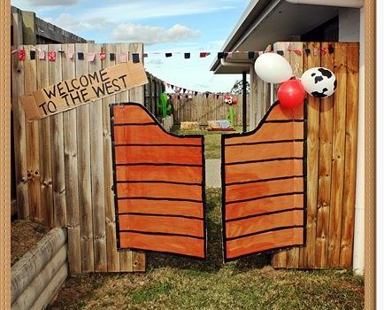 Country / Western / Velho Oeste / Festa / Decoração / Faroeste Outdoor Cowgirl Birthday Party, Diy Western Birthday Decorations, Diy Saloon Doors How To Make, Country Western Party Decorations Diy, Western Theme Decorations Diy, Diy Rodeo Birthday Decor, Western Rodeo Party Theme, Cardboard Saloon Doors, Western Theme Party Decorating Ideas Diy