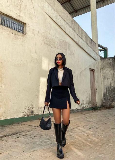 Cropped Blazer Outfit Classy, Crop Blazer Outfit, Cropped Blazer Outfit, Mode Dope, Winter Mode Outfits, Rok Outfit, Outfit Classy, Chique Outfits, Jupe Short