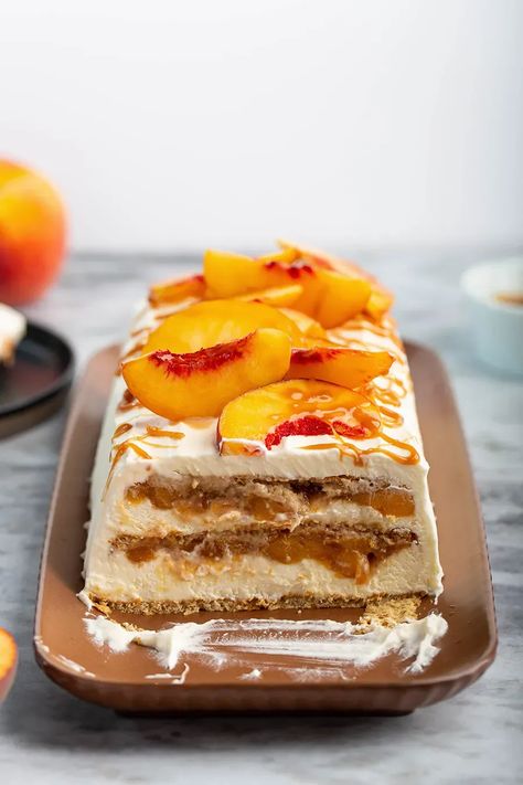 Salted Caramel Peach Icebox Cake | No bake icebox cake w/ fresh peach compote, salted caramel sauce, mascarpone whipped cream & graham crackers. Perfect summer treat! #peach #saltedcaramel #mascarpone #iceboxcake #grahamcracker #summerrecipe #dessert #dessertrecipe #nobake #dinnerparty | The Missing Lokness Peach Icebox Cake, Orange Crush Cake, Chocolate And Orange Tart, Banana Pudding From Scratch, Crush Cake, Magnolia Bakery Banana Pudding, Peach Compote, Summer Baking, Salted Caramel Sauce