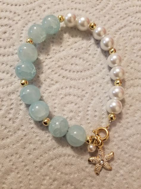 Try with sea glass Sea Glass And Pearl Jewelry, Pearl Beads Bracelet Ideas, Ocean Theme Bracelet, Bracelet Ideas With Glass Beads, Pearls Bracelet Ideas, Sea Themed Bracelet, Bracelet Theme Ideas, Glass Pearl Jewelry Ideas, Pearl Bead Bracelet Ideas