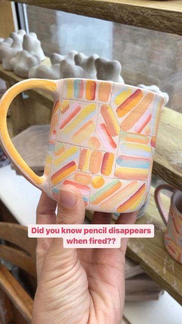 Easy Designs To Paint On Pottery, Pottery Painting Ideas Easy, Mug Ideas, Diy Pottery Painting, Colorful Pottery, Painted Pots Diy, Paint Your Own Pottery, Coffee Painting, Hand Painted Mugs