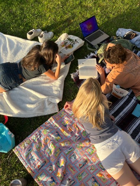 Friends Spending Time Together, Friends Outdoors Aesthetic, College Friendship Aesthetic, Artsy Friend Group, Spring With Friends Aesthetic, Group Study With Friends Aesthetic, College Activities Aesthetic, Group Picnic Aesthetic, Study Picnic Aesthetic